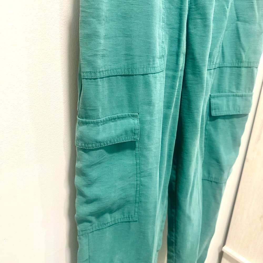 A New Day Women’s Green Cargo Pants Medium - Picture 3 of 8